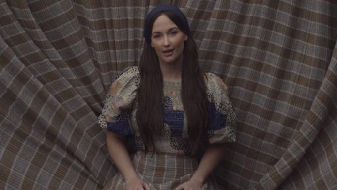 Kacey Musgraves lança a confessional 