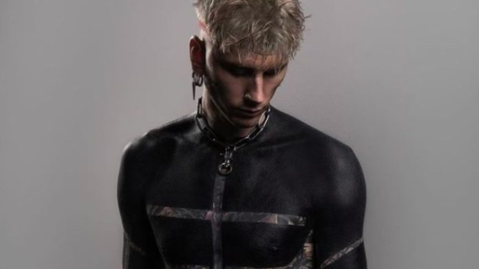 Machine Gun Kelly surpreende fãs com nova tatuagem: 