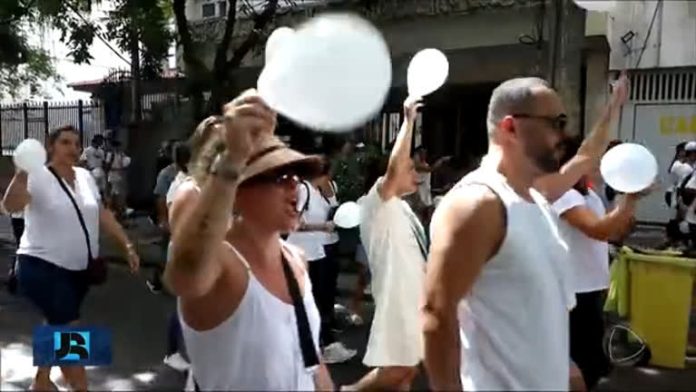 Manifestantes fazem ato pela paz após morte violenta de porteiro em Niterói (RJ) - Notícias