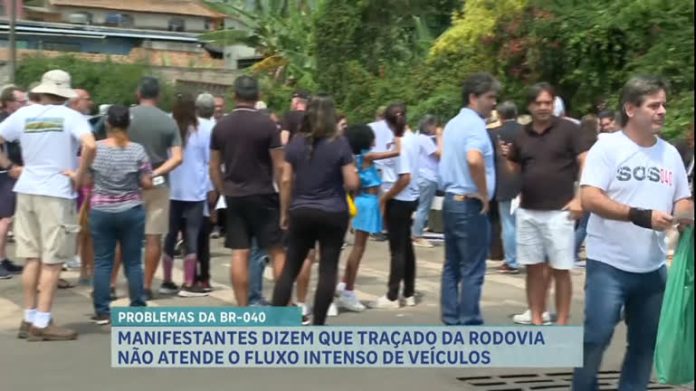 Manifestantes protestam na BR-040 para exigir melhorias na rodovia em MG