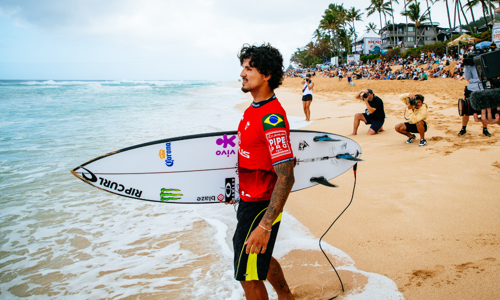 Gabriel Medina antes de entrar no mar de Pipeline