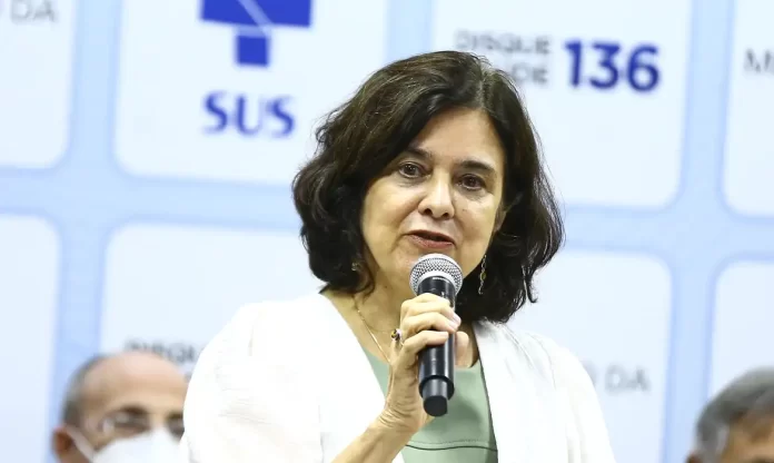 Ministra da Saúde alerta sobre surtos de dengue no país e chama mobilização nacional