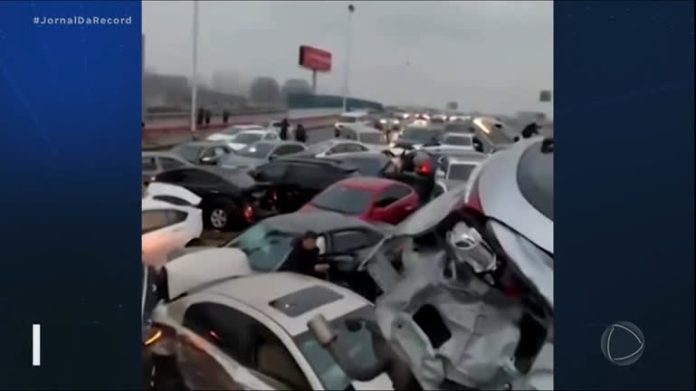 Minuto JR Mundo : inverno rigoroso na China causa engavetamento entre quase 100 carros - Notícias
