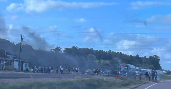 Moradores fazem protesto por falta de luz na BR 116 em Barra do Ribeiro