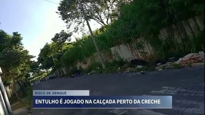 Moradores se revoltam com descarte irregular de entulhos em bairro de BH