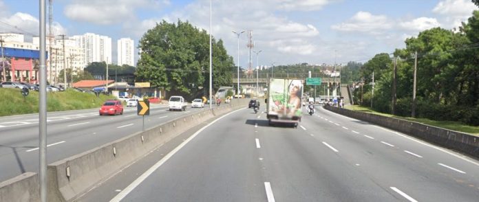 Moto colide com muro e deixa homem ferido na rodovia Raposo Tavares