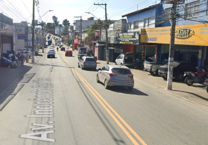 Motociclista fica ferida após queda de moto na Avenida Inocêncio Seráfico