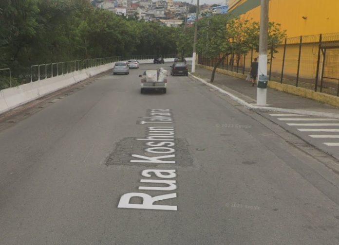 Motociclista fica ferida após queda na Rua Koshun Takara