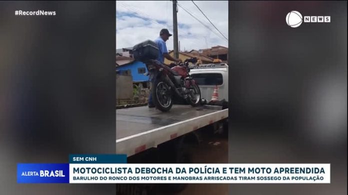 Motociclista que dirigia sem habilitação debocha da polícia e tem veículo apreendido