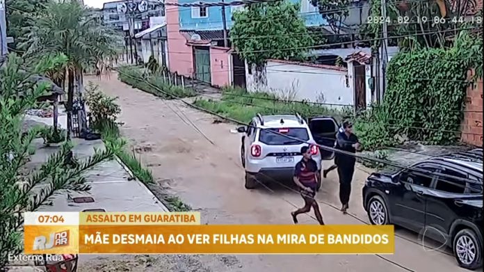 Mulher desmaia durante assalto na zona oeste do Rio - Rio de Janeiro