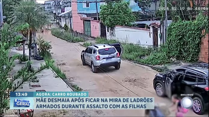 Mulher desmaia durante assalto no Rio de Janeiro - RecordTV