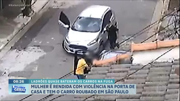 Mulher é rendida na porta de casa e tem o carro roubado em SP - RecordTV