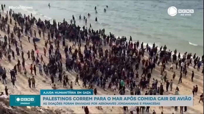 Multidão de palestinos resgata ajuda humanitária que caiu no Mar Mediterrâneo - Notícias