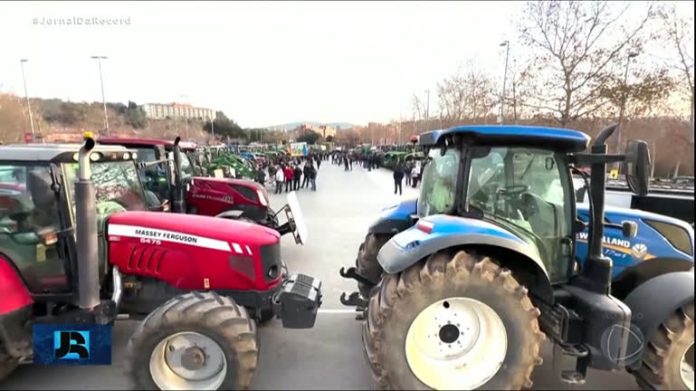 Na Espanha, agricultores voltam a bloquear vias em protesto contra a União Europeia - Notícias