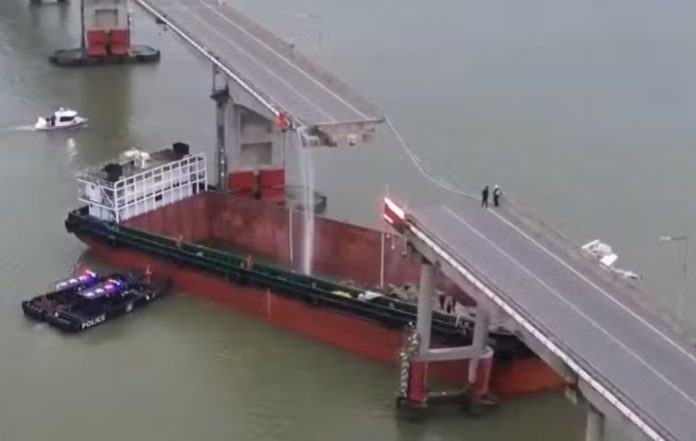 Navio derruba trecho de ponte na China e mata 2 pessoas