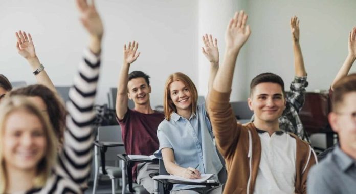 Novidades no Ensino Médio: Alunos agora podem escolher disciplinas eletivas! - Economia