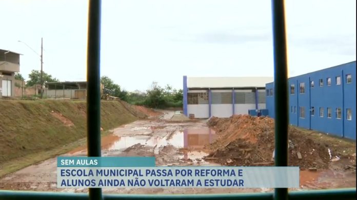 Obra em escola trava início das aulas e famílias se preocupam em Sarzedo (MG)