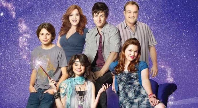 Os Feiticeiros de Waverly Place: Imagens de bastidores revelam a nova família Russo; Confira! - Cinema