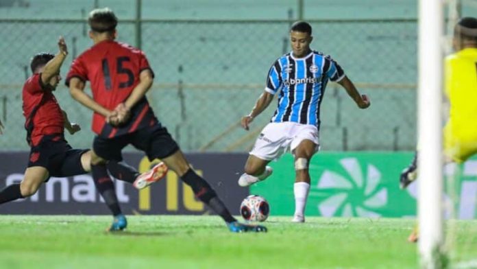 Os números de Gustavo Nunes em sua estreia no profissional do Grêmio vão te deixar de queixo caído