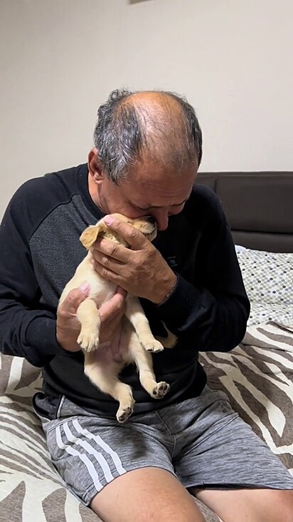 O homem se conectou com a cachorrinha desde o primeiro momento.