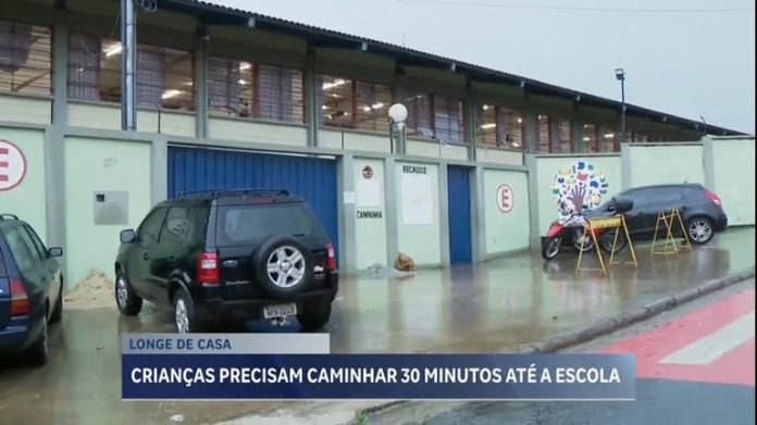 Pais de alunos reclamam da distância de escola após transição em Sarzedo (MG)