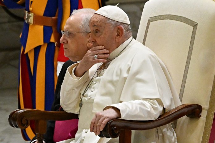 Papa Francisco, de 87 anos, faz exames em hospital de Roma