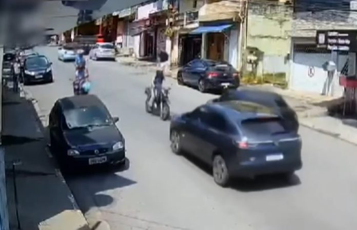 Perseguição policial em Embu das Artes: fugitivo atropela motociclista e arrasta veículo