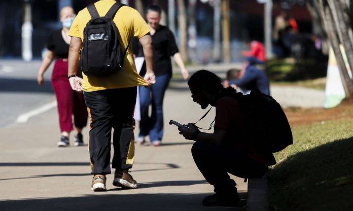 população ocupada sobe em 387 mil pessoas