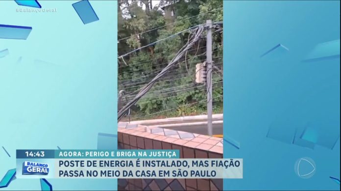 Poste de energia é instalado e fiação passa no meio de casa na zona sul de SP - RecordTV