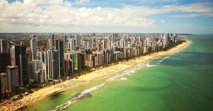 Praia da Boa Viagem, no Recife, registra maré vermelha