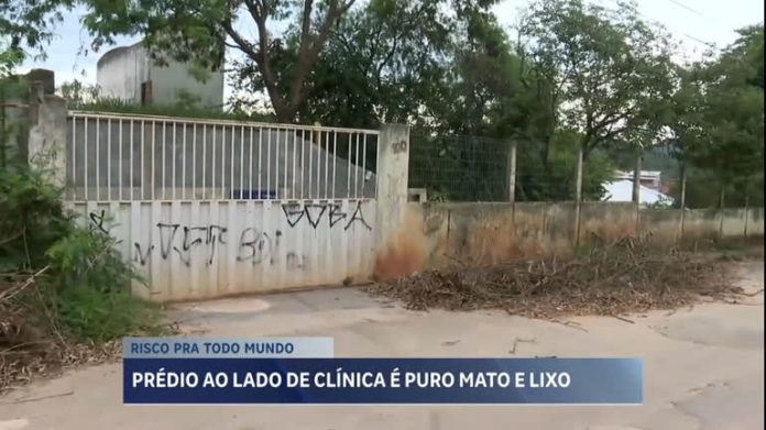 Prédio abandonado ao lado de clínica médica preocupa moradores em RIbeirão das Neves (MG)