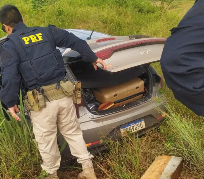 PRF apreende mais de 200 kg de drogas em porta-malas de carro em MT