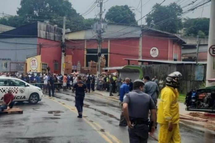 Queda de helicóptero na Avenida Marco em Barueri