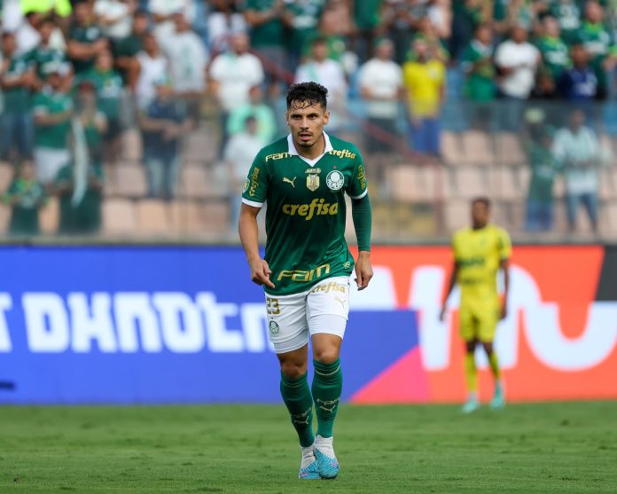 Raphael Veiga é nomeado pra jogar em time inglês