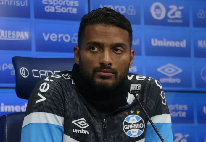 Reinaldo enfurece torcida do Grêmio e pode ser trocado por lateral da Série B