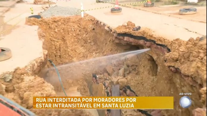 Rua é interditada por moradores por estar intransitável em Santa Luzia (MG)