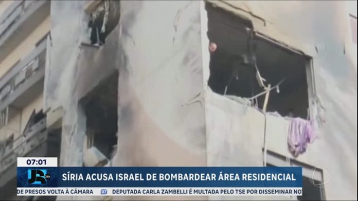 Síria acusa Israel de bombardear área residencial na capital do país - JR 24H