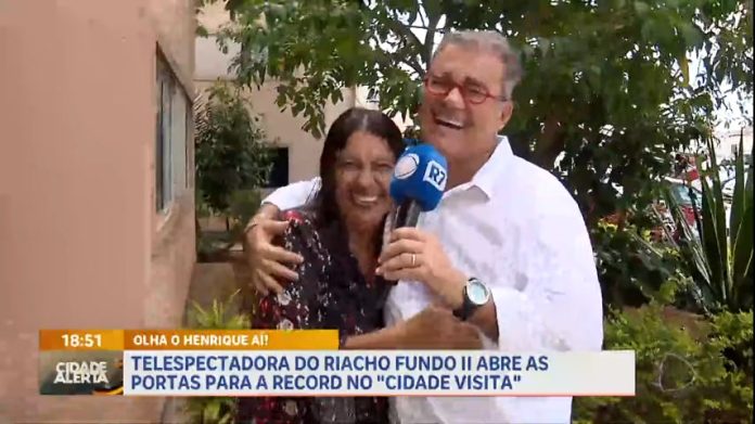 Telespectadora do Riacho Fundo II recebe Henrique Chaves no Cidade Visita - Brasília