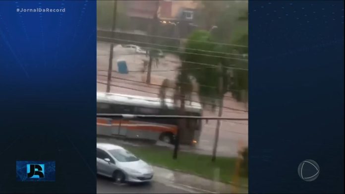 Temporal em Bauru (SP) causa alagamentos e arranca asfalto nas vias da cidade - Notícias