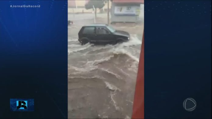 Temporal em São Carlos, no interior de São Paulo, causa alagamentos e arrasta veículos - Notícias