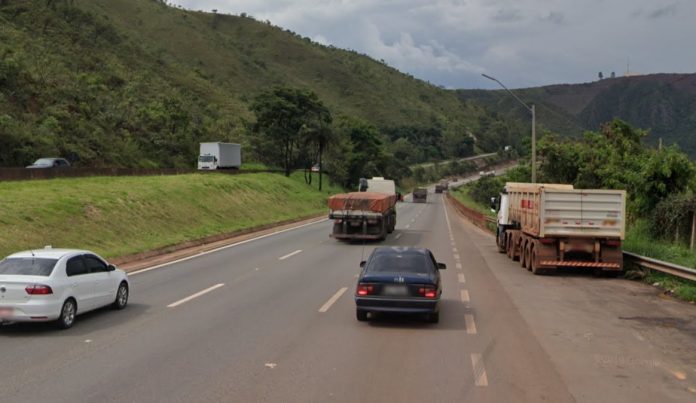Tombamento de caminhão bloqueia rodovia Fernão Dias em Brumadinho