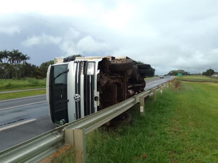 Tombamento de caminhão na SP-333 em Jaboticabal