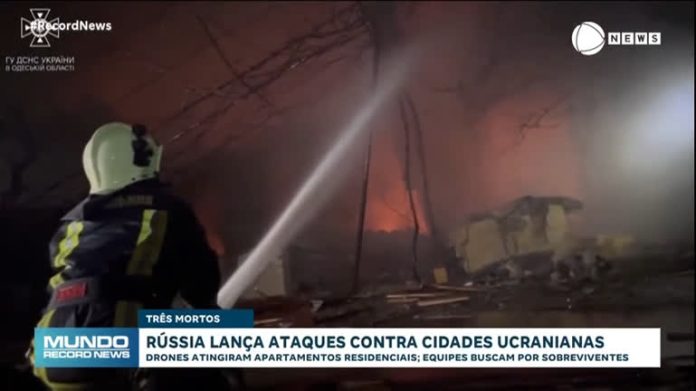 Três morrem em onda de ataques por drones russos que atingiram prédio residencial na Ucrânia - Notícias