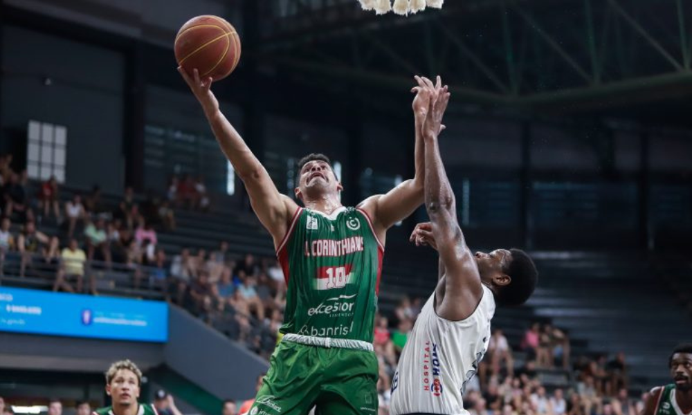 Jogador do União Corinthians faz bandeja em jogo do NBB