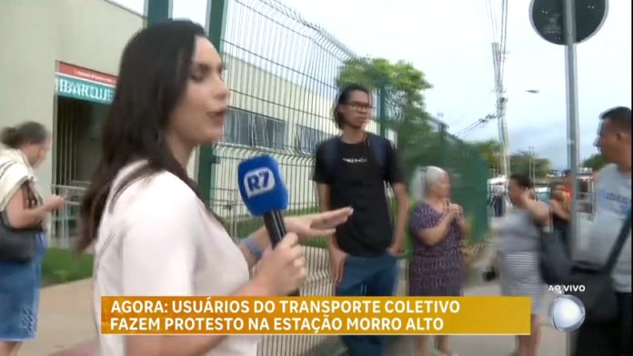 Usuários do transporte coletivo fazem protesto na Grande BH