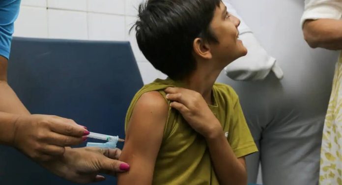 Vacinação contra dengue em BH deve começar nos próximos dias