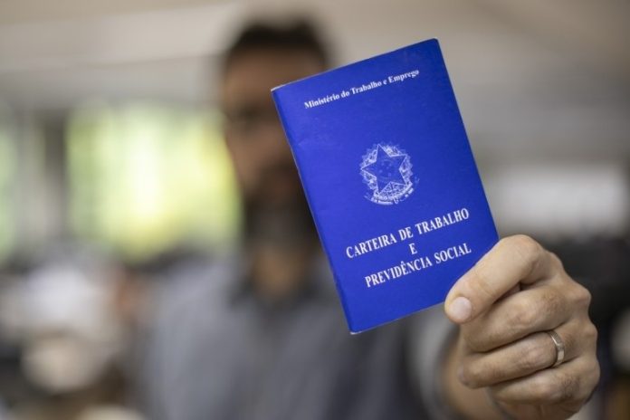 Vaga aberta de ajudante de serralheiro oferece salário de R$ 2.000 - Notícias