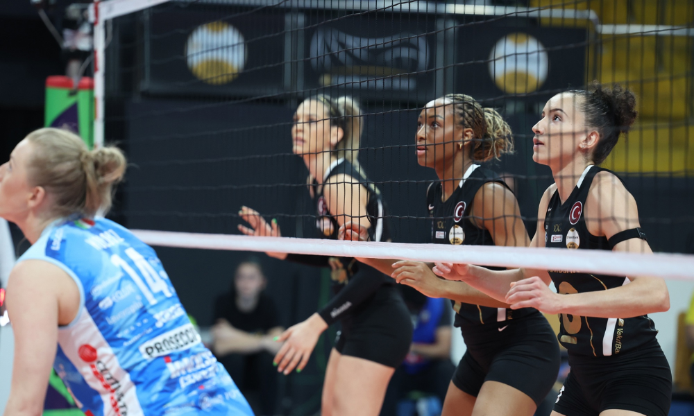 Gabi Guimarães em jogo do Vakifbank pela Champions League de vôlei feminino