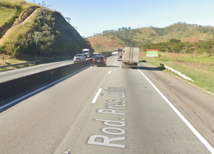 Veículo colide com barreira de concreto na rodovia Dutra em Lavrinhas