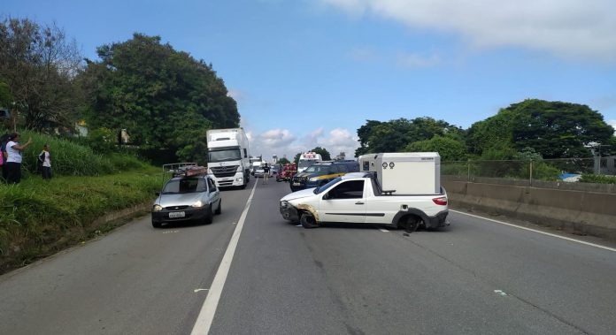 Veículo colide com mureta na rodovia Dutra em Aparecida